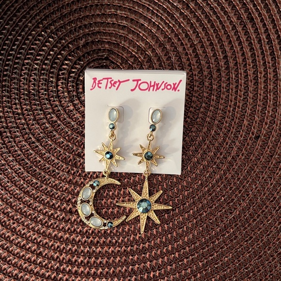 🆕 Betsey Johnson Blue Crescent Moon & Star Asymmetrical Earrings - Picture 7 of 9